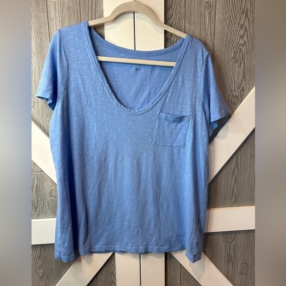 B057. Caslon® Rounded V-Neck Tee • Plus 1X - Picture 1 of 3
